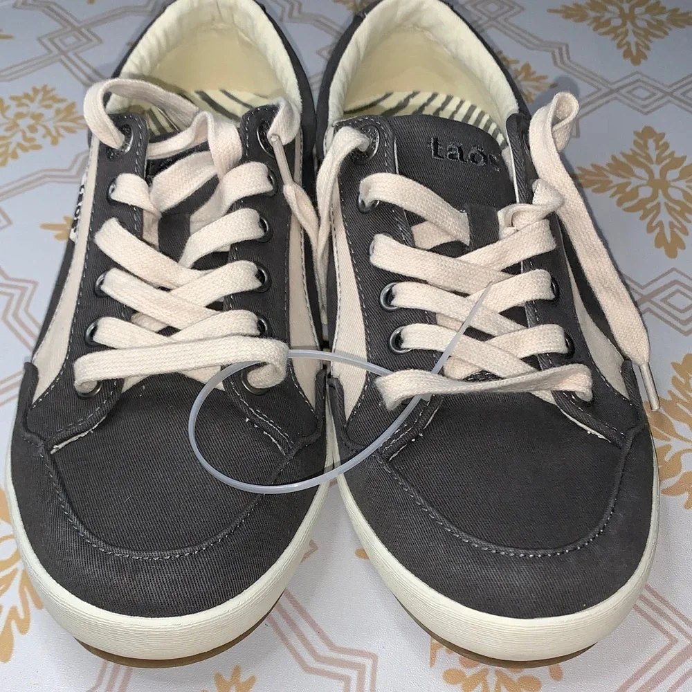 tao's Gray and Cream Women Sneakers - Picture 4 of 6